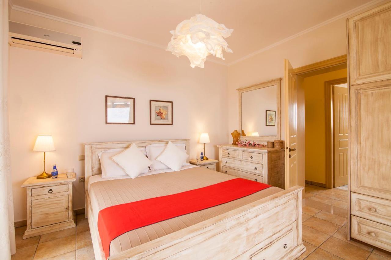 Beachfront Villa Victoras - With Private Beach Сидари Екстериор снимка