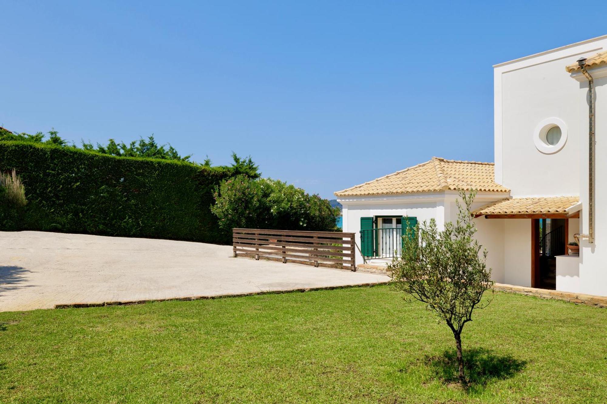 Beachfront Villa Victoras - With Private Beach Сидари Екстериор снимка