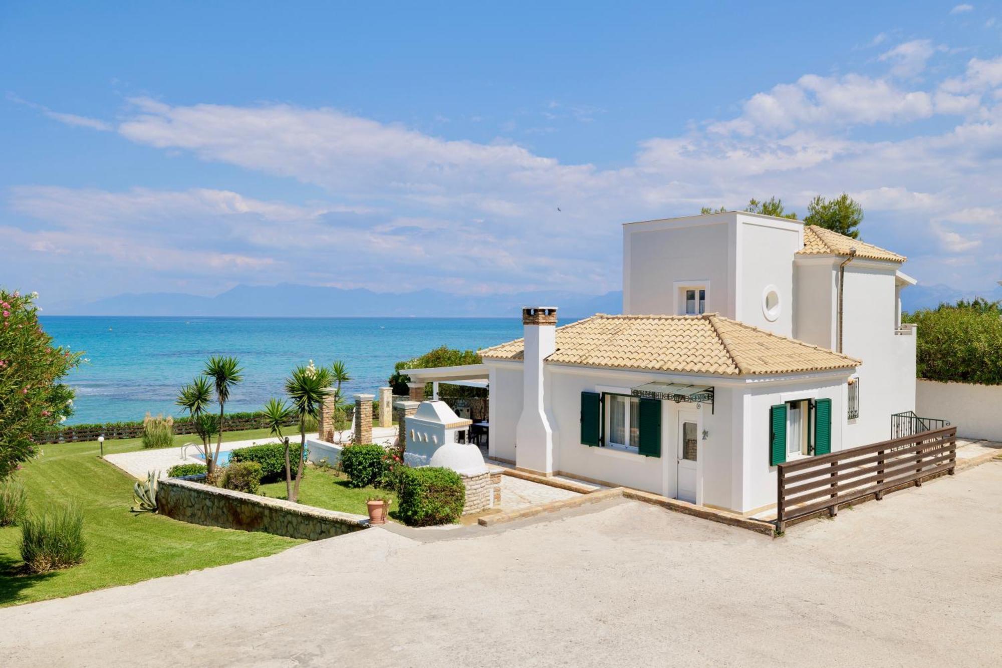 Beachfront Villa Victoras - With Private Beach Сидари Екстериор снимка