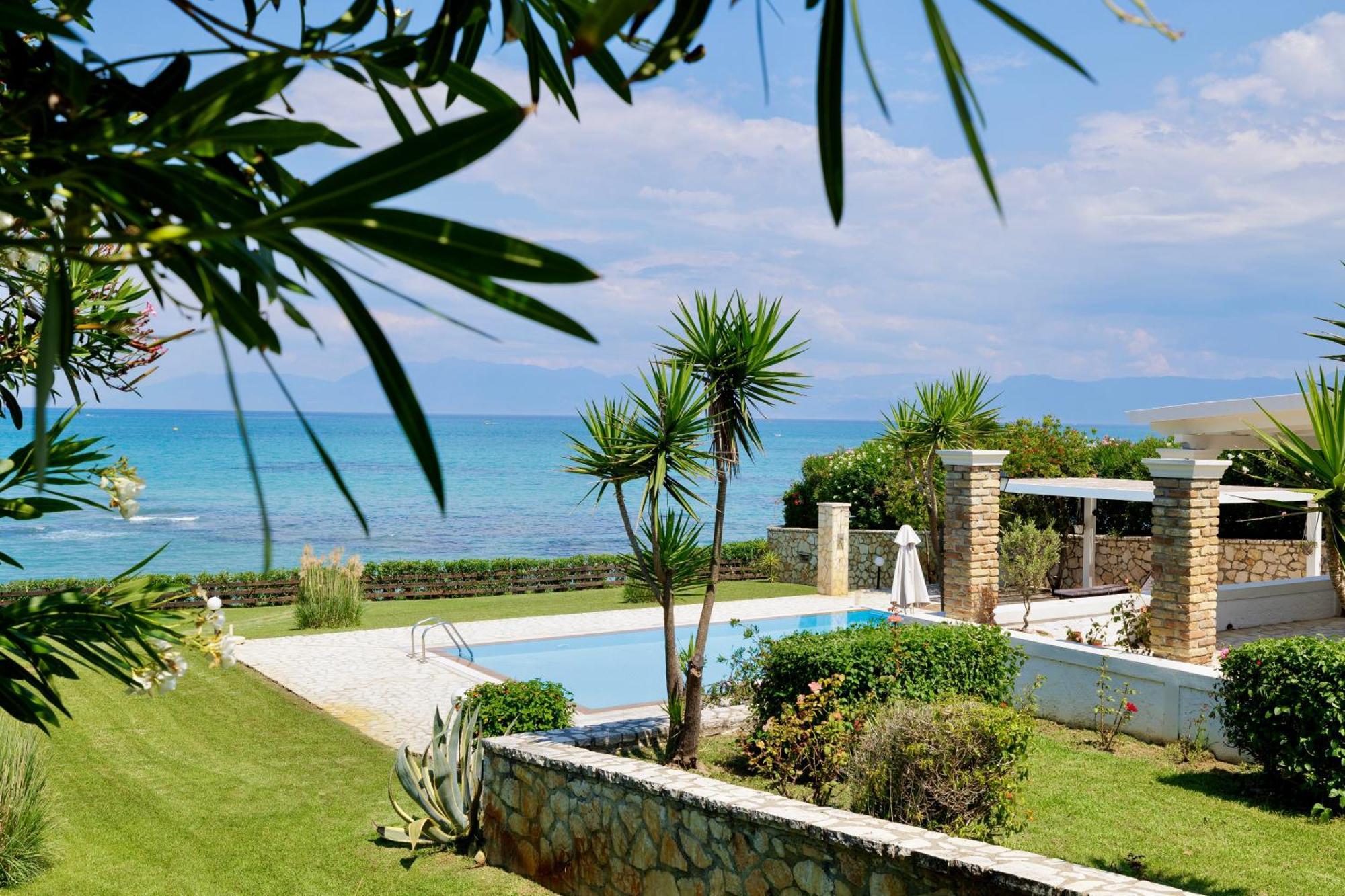 Beachfront Villa Victoras - With Private Beach Сидари Екстериор снимка