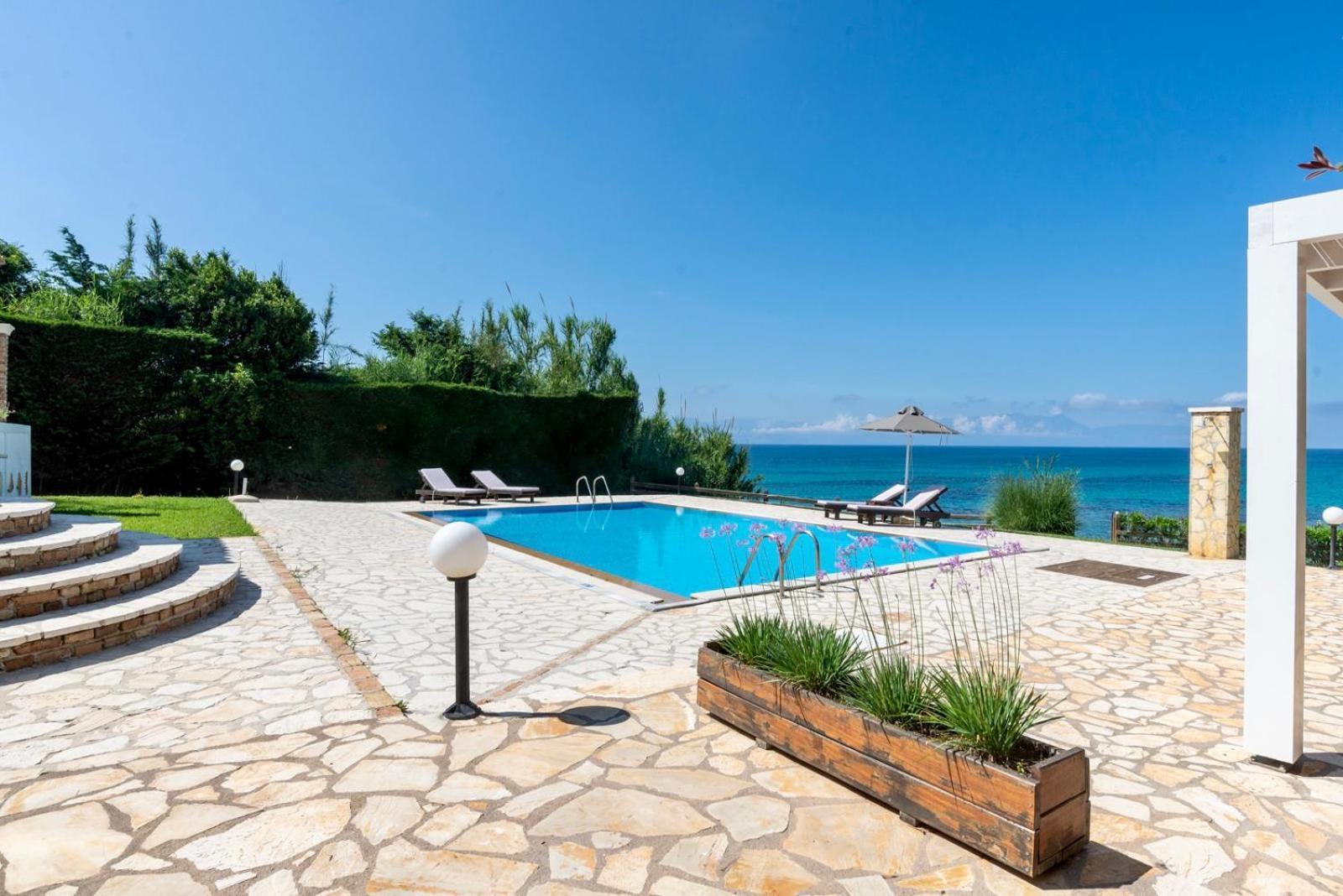 Beachfront Villa Victoras - With Private Beach Сидари Екстериор снимка