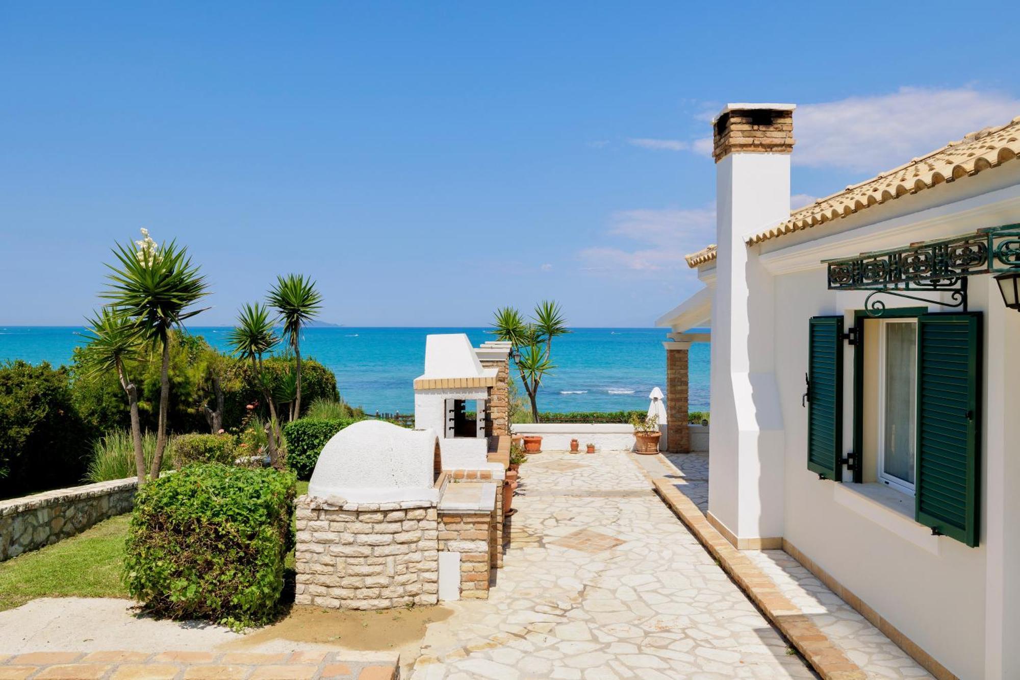 Beachfront Villa Victoras - With Private Beach Сидари Екстериор снимка