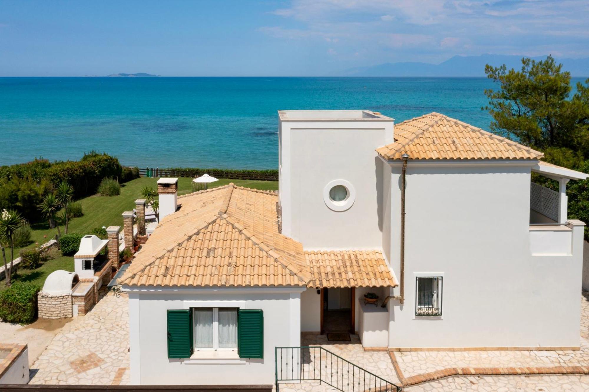 Beachfront Villa Victoras - With Private Beach Сидари Екстериор снимка