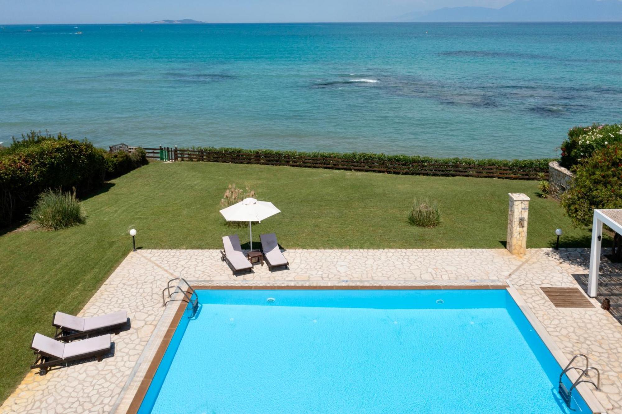 Beachfront Villa Victoras - With Private Beach Сидари Екстериор снимка