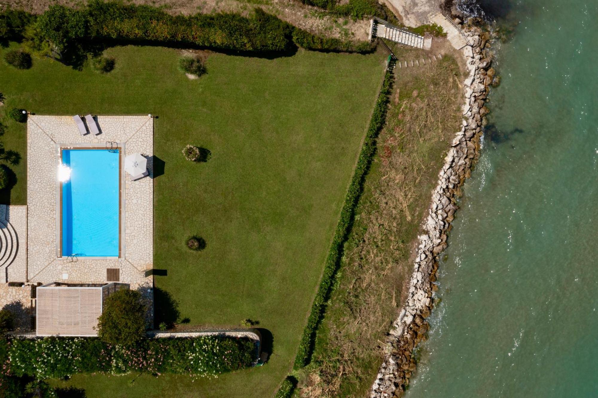 Beachfront Villa Victoras - With Private Beach Сидари Екстериор снимка