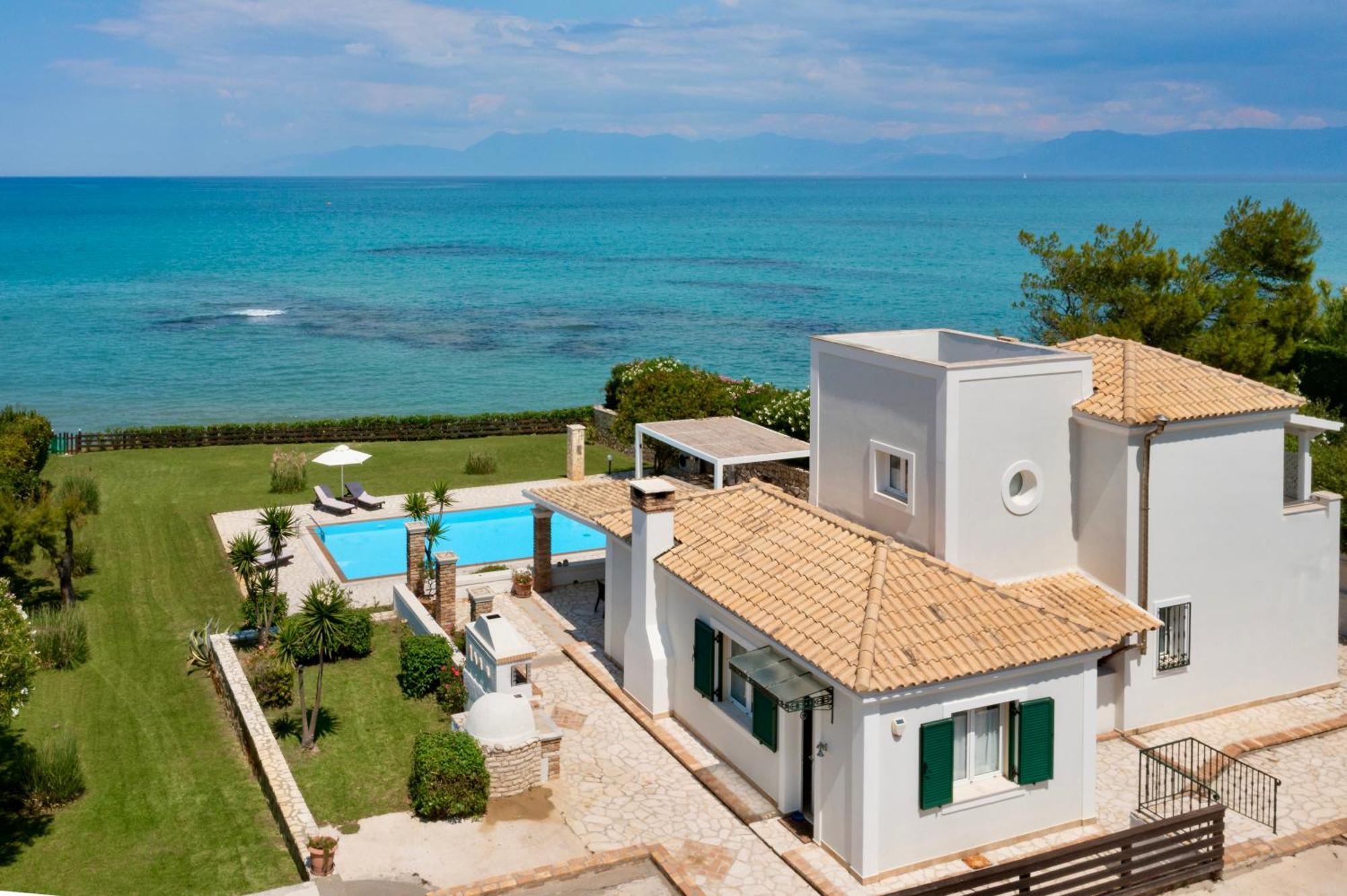 Beachfront Villa Victoras - With Private Beach Сидари Екстериор снимка