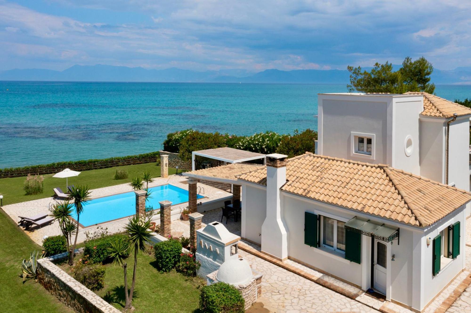 Beachfront Villa Victoras - With Private Beach Сидари Екстериор снимка